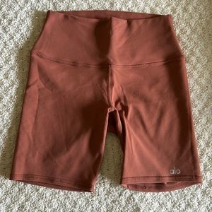Alo 7” Biker Short in Rust